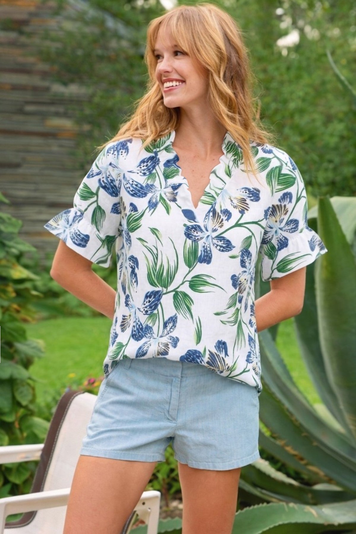 セール1点のみBibiy IRIS RUFFLE TOP ホワイト Crosby 100% Cotton Top with Ruffle Collar - Iris Print